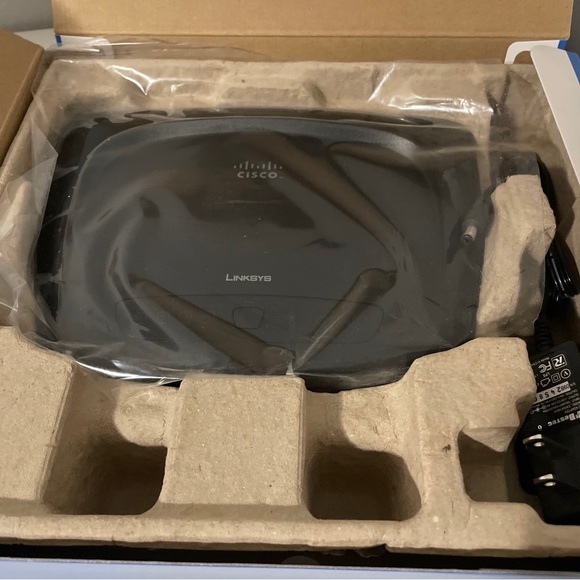 Linksys DIR-890L/R 54 Mbps 4-Port 10/100 Wireless G Router (WRT54G2) - Picture 3 of 8